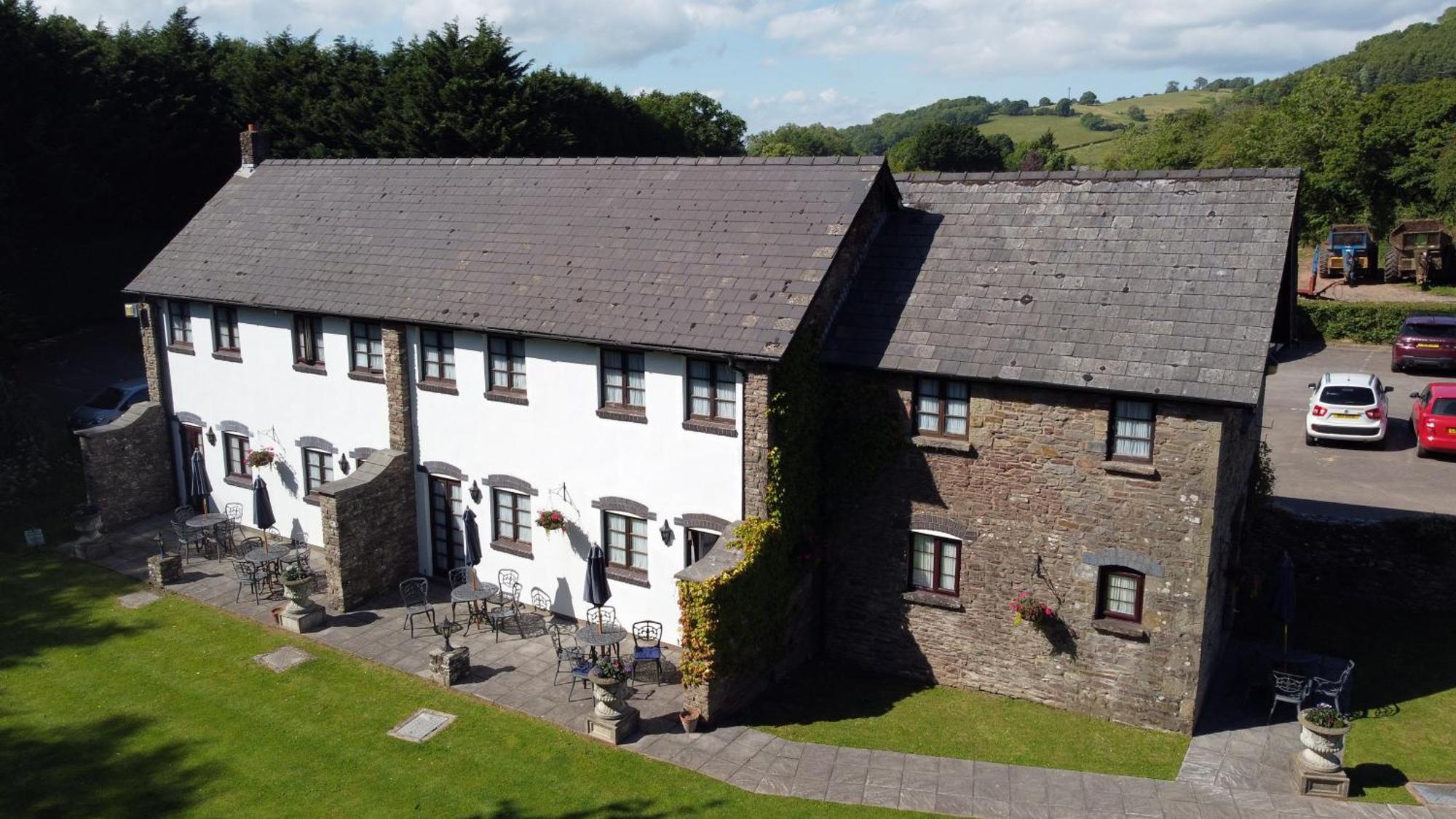 The Greyhound Inn And Hotel Usk Exterior photo