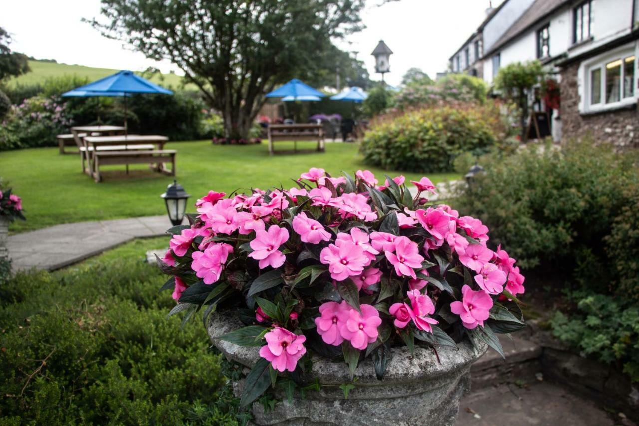 The Greyhound Inn And Hotel Usk Exterior photo
