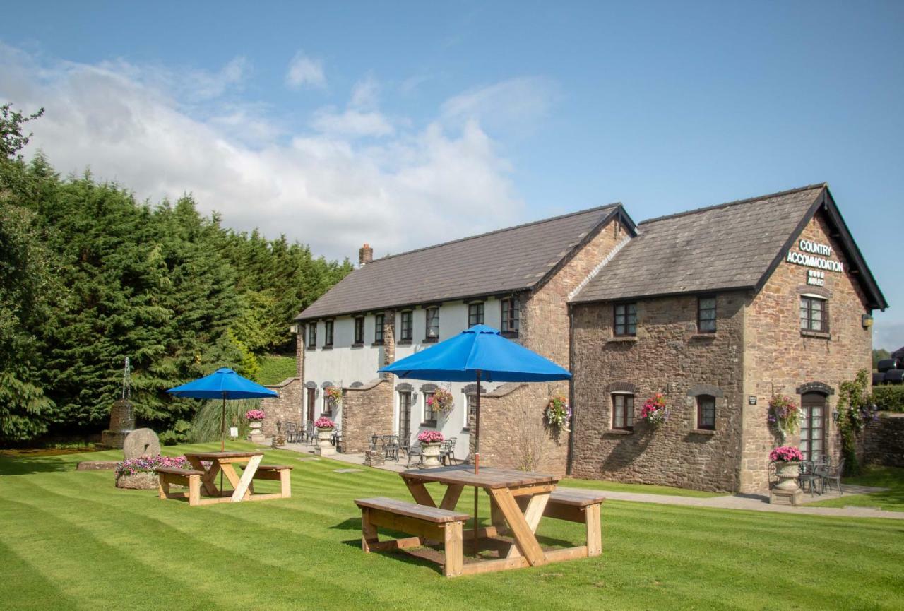 The Greyhound Inn And Hotel Usk Exterior photo