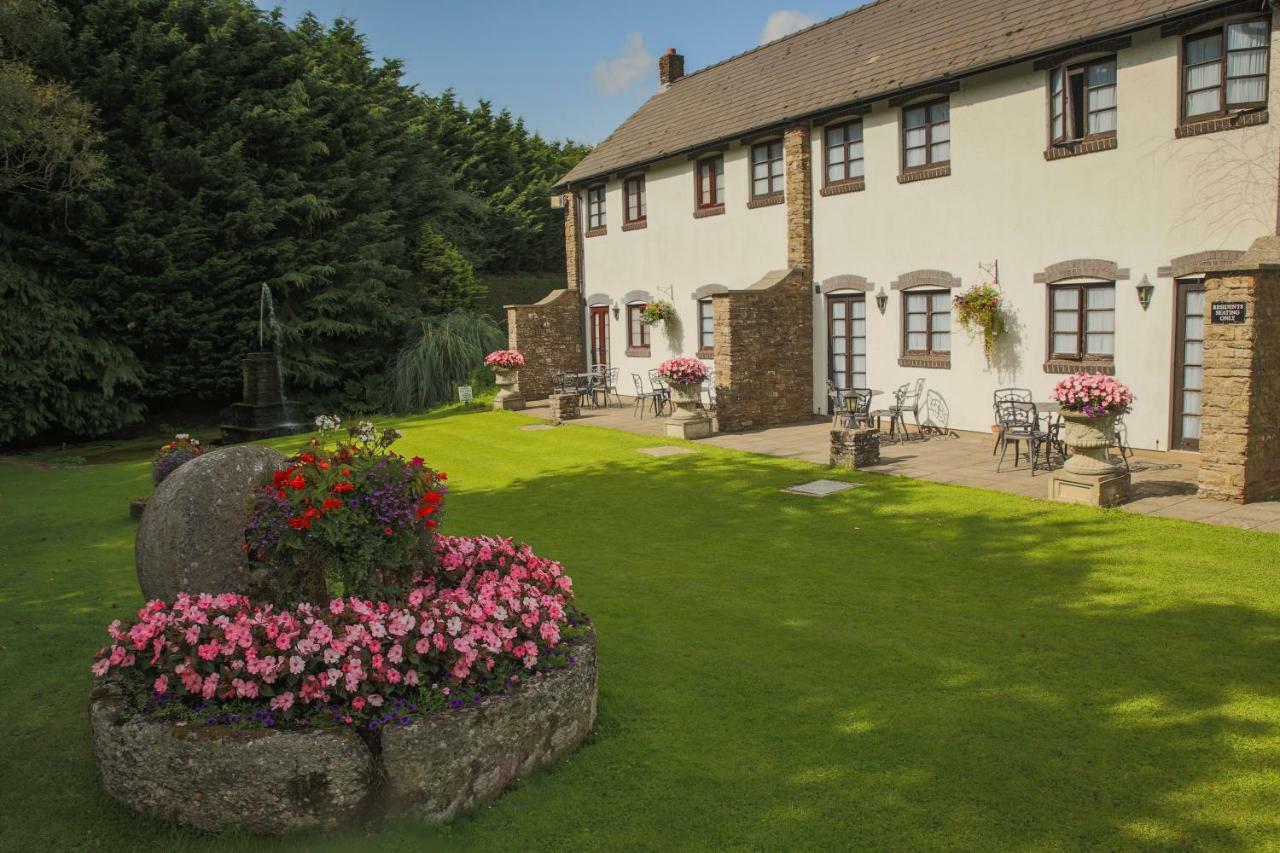 The Greyhound Inn And Hotel Usk Exterior photo