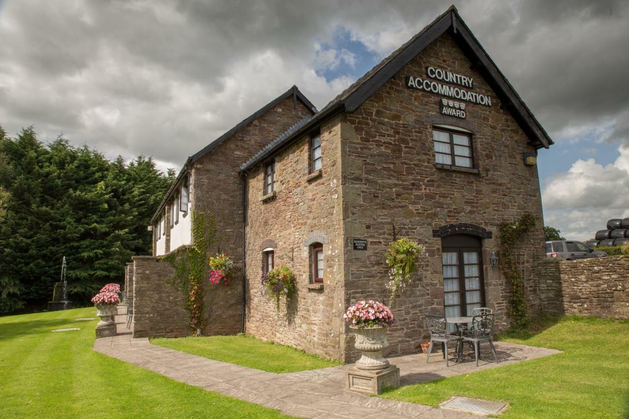 The Greyhound Inn And Hotel Usk Exterior photo
